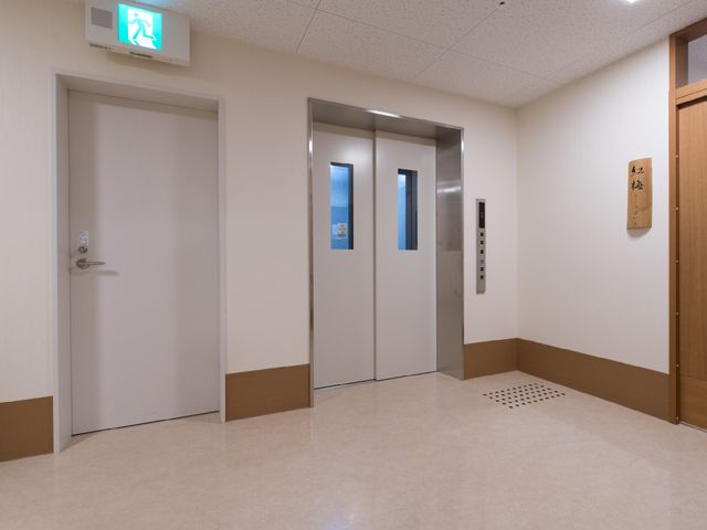 廊下とエレベーターの扉 エレベーターホール 快適に移動できるように配慮された幅広のエレベーターです。スムーズな移動を支える機能が整っています。