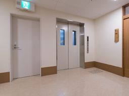 清潔な廊下とエレベーター
