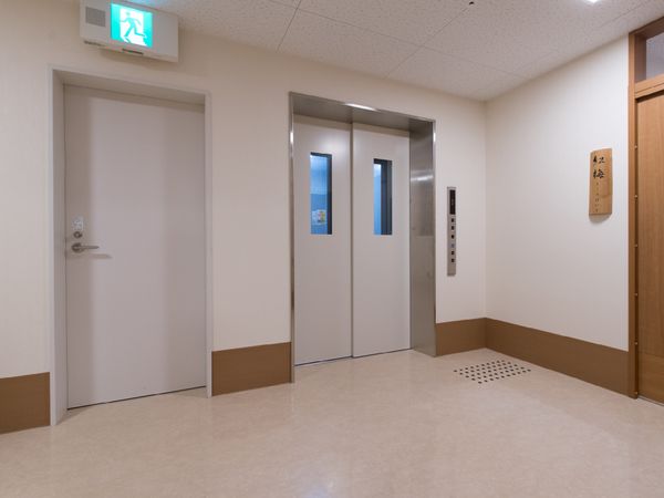 清潔な廊下とエレベーター