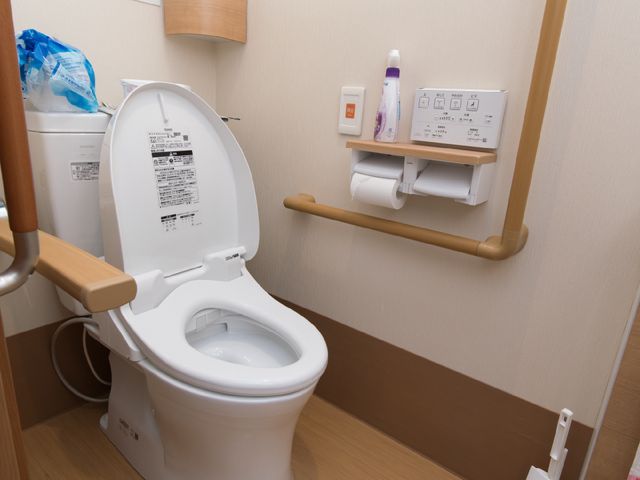 手すり付き清潔なトイレ トイレ 安全と快適を配慮したトイレは、手すりが設置されており、さまざまなニーズに対応しています。