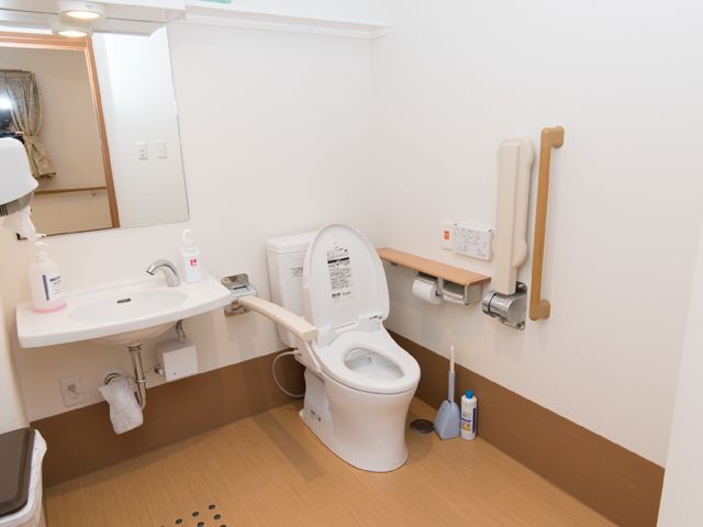 バリアフリートイレ設備 トイレ 安心の手すり付きで清潔なトイレスペースです。利用者の自立支援を考慮した構造になっています。