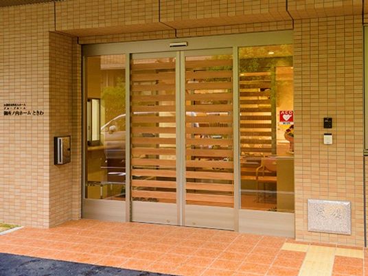 施設の正面玄関  