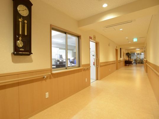 明るく広い廊下