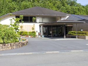 緑に囲まれた玄関  