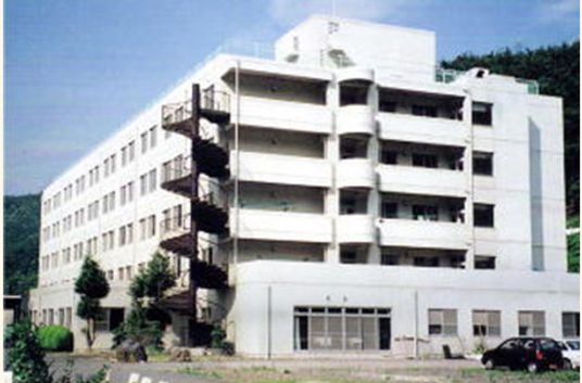 広々とした建物の外観  