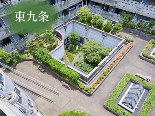 中庭を望む外観  