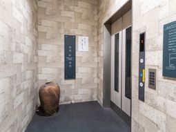 モダンなエレベーターホール