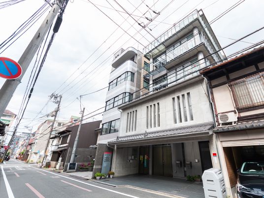 現代的な建物の外観