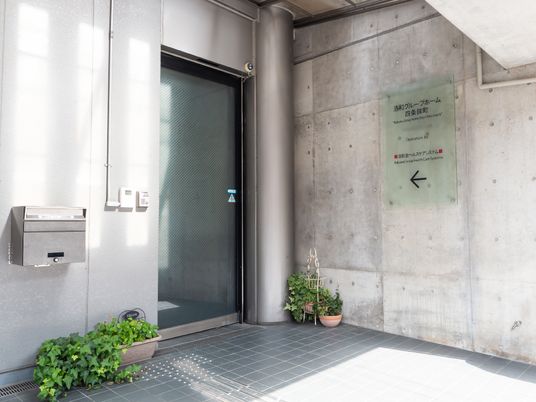 ガラス扉と案内板のエントランス