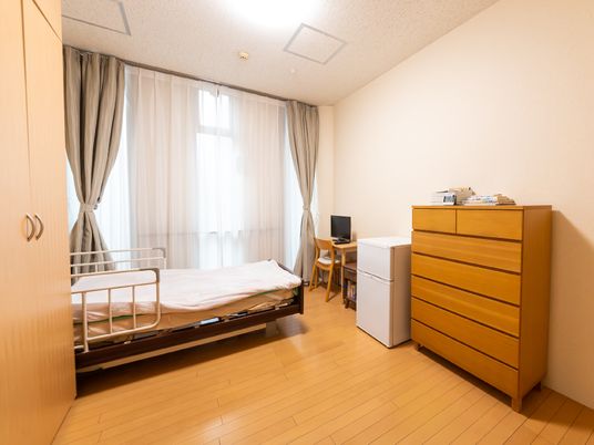 明るい個室の居室