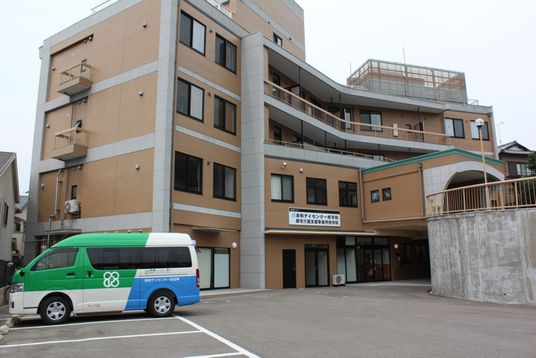 大きな建物と車両の外観