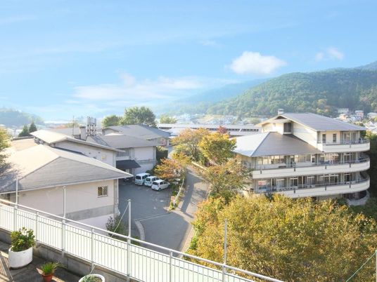 自然に囲まれた施設外観  