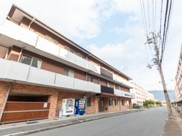 静かな通りの建物外観