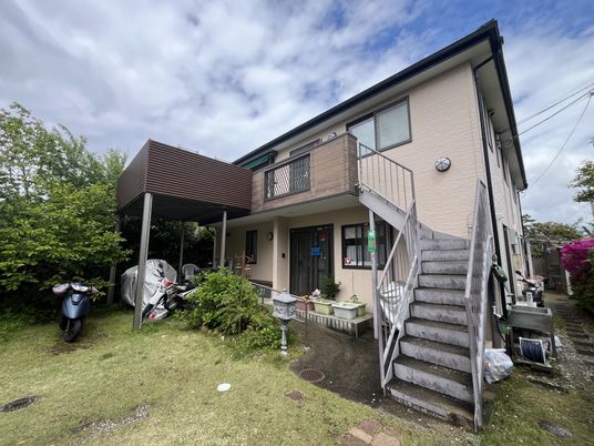 庭と外階段のある建物