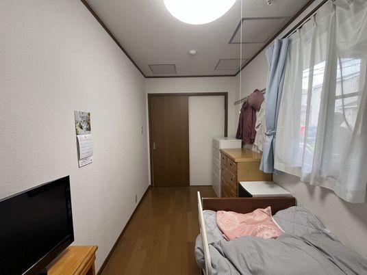 明るい個室の部屋