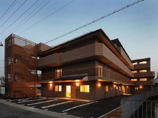 夕景の施設外観  