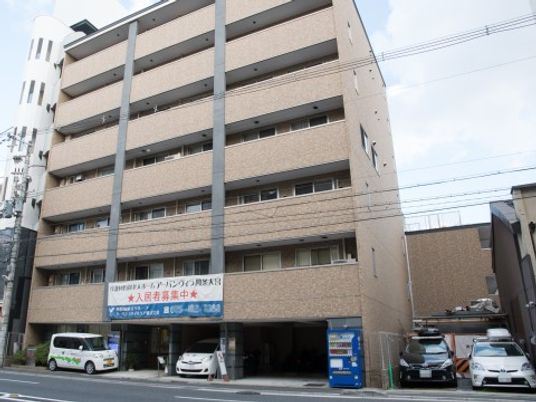 多層建物と車両