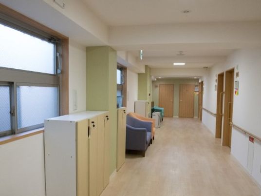 広々とした明るい廊下