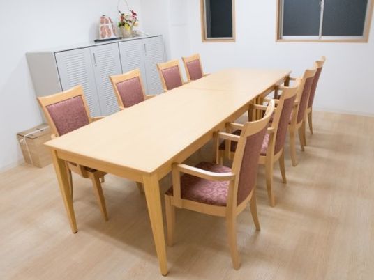 明るく広いダイニングテーブル