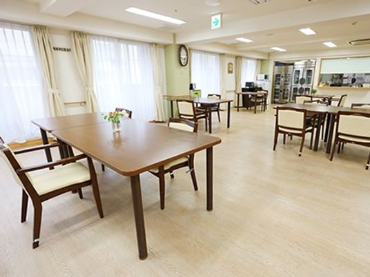 明るい食堂の室内  