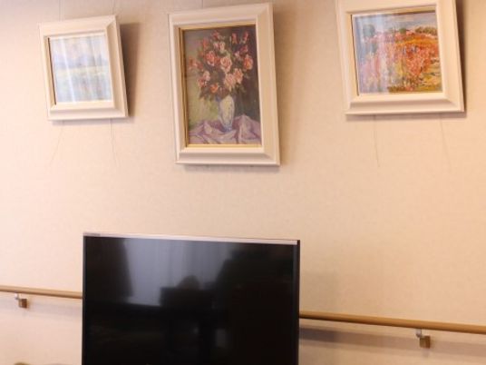 壁に掛けられた絵とテレビ