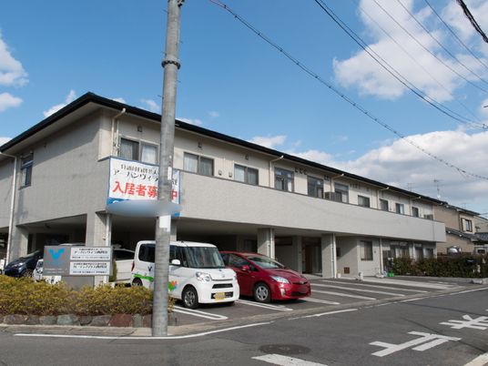 広々とした施設正面外観
