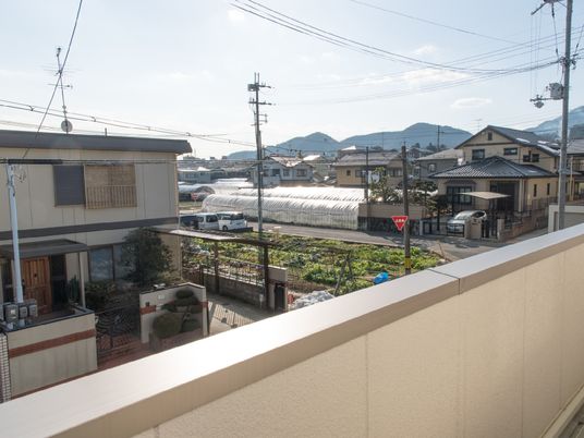 住宅街の景色と山々