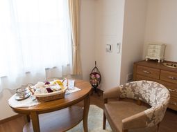 明るい居室の一角