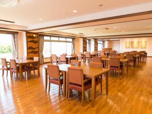 広々とした明るい食堂