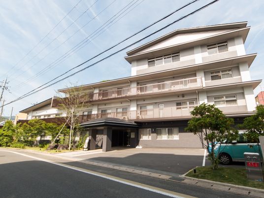 白壁の建物外観