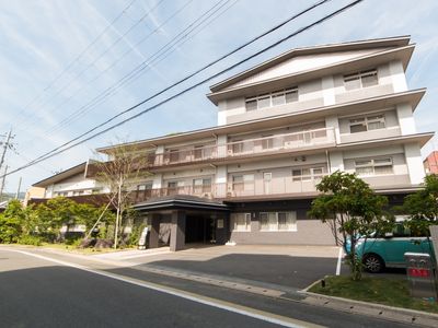 白壁の建物外観