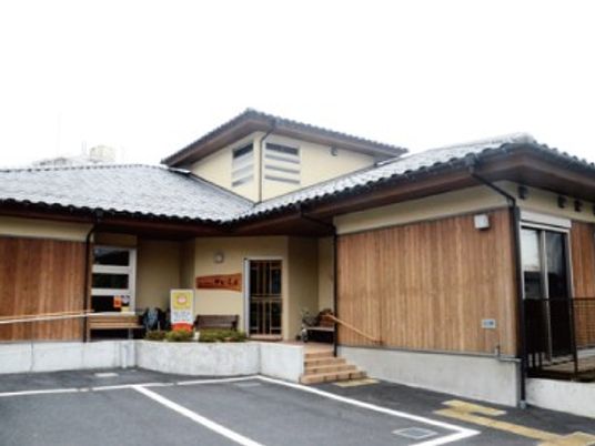 木目外壁の建物外観  