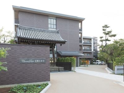 和モダンな建物のエントランス