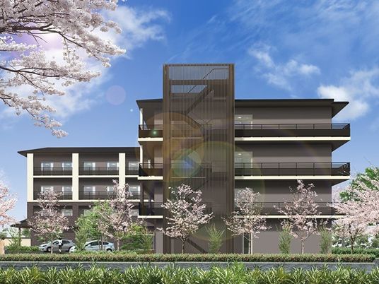 桜並木と共にある施設外観