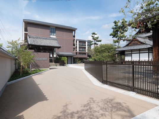 和風の門とモダンな建物