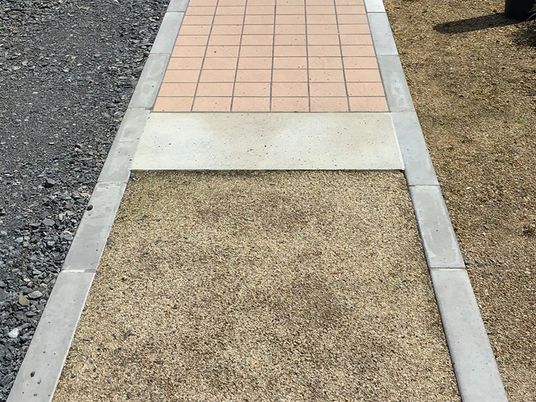 舗装された通路  