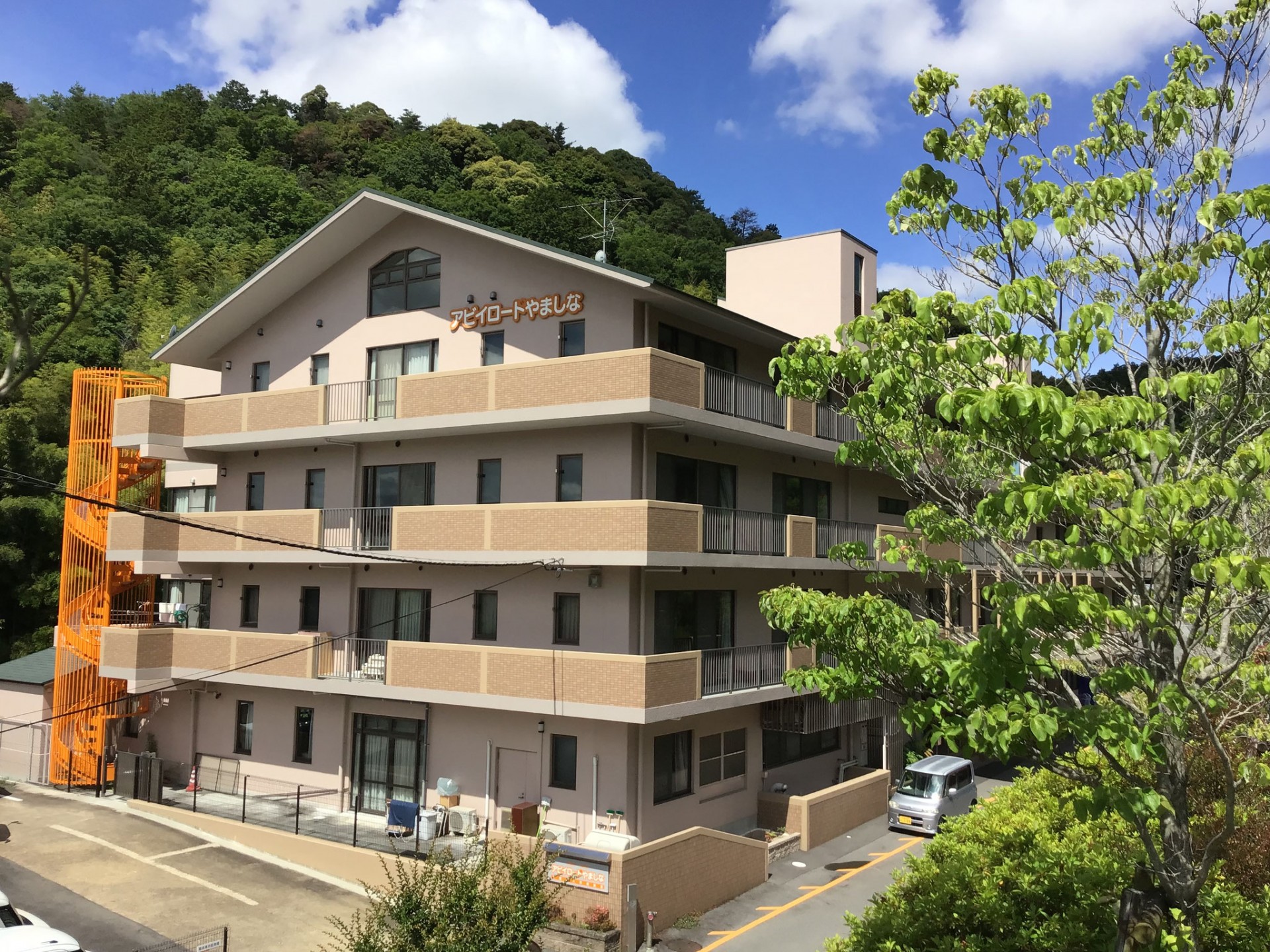 介護老人保健施設 アビイロードやましな短期入所療養介護の外観
