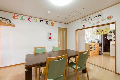 カラフルな室内ラウンジ