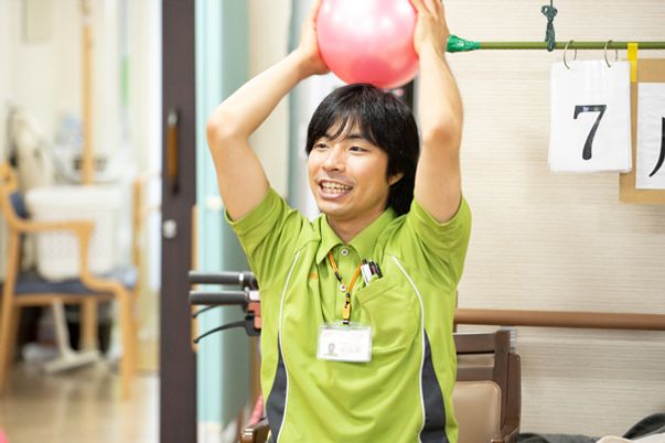 笑顔でボールを持つ人がいる場所