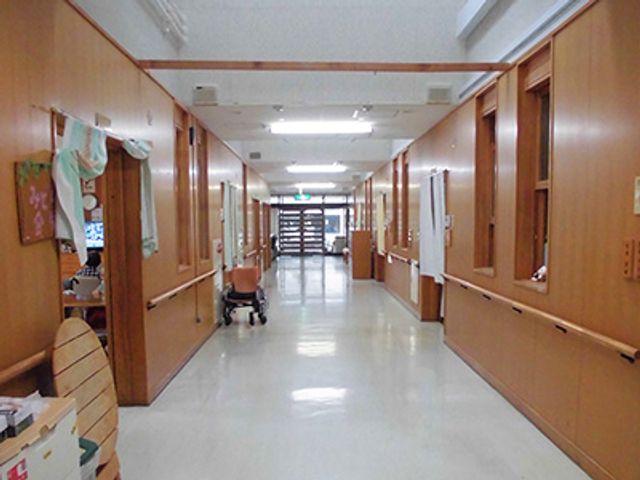 長い廊下 廊下 自然光が入る広々とした廊下です。車椅子利用者も快適に通行できます。