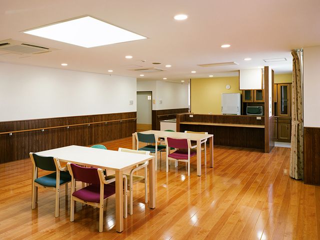 明るく開放的な食堂 食堂 自然光が差し込む明るく開放的なスペースです。ここでは仲間と楽しく過ごせます。