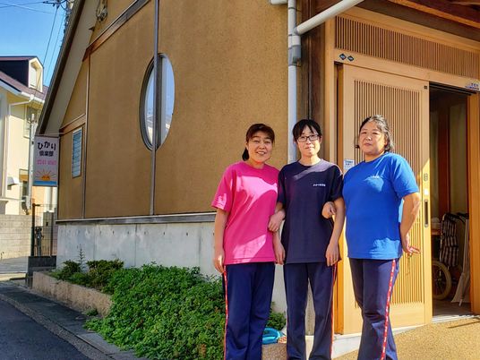 外観前のスタッフ  