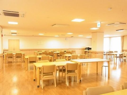 広々とした明るい食堂