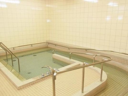 ゆったりとした清潔な浴室