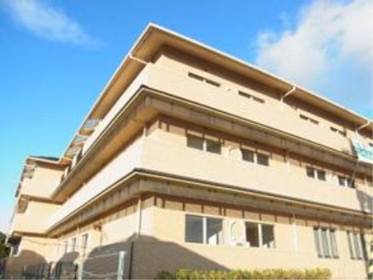 明るい建物の外観