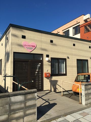 温かみのある入口 外観 温かみのあるエントランスは訪れる人々を迎えます。介護施設での安心な暮らしへの第一歩です。