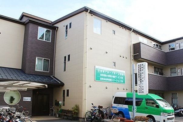 穏やかな外観の建物