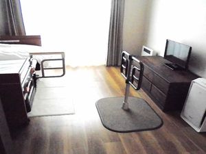 明るい個室の居室  