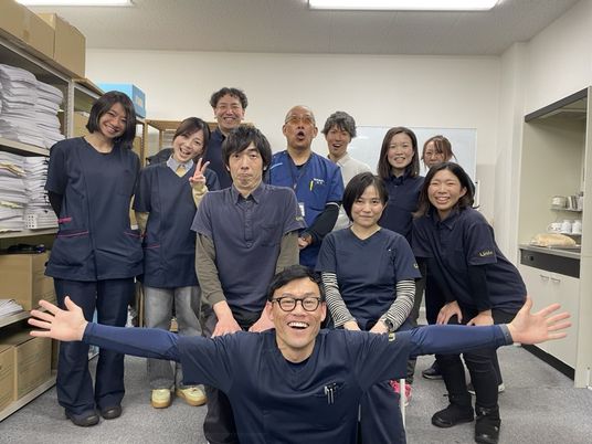 笑顔のスタッフ集合の休憩室  
