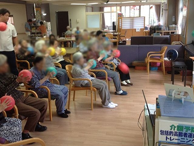 共有スペースで活動中 多目的室 さまざまなアクティビティが行われる広々とした多目的室です。明るい空間で楽しい交流ができます。